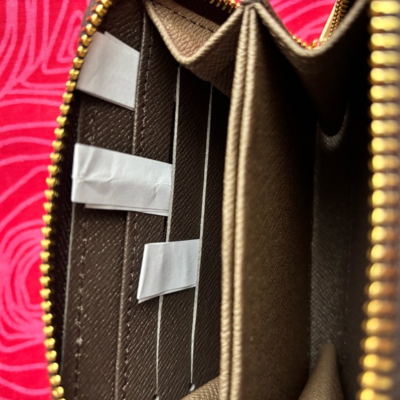 Gucci ๐ GG Card Holder Wallet In excellent condition. Reasonable Offer YES ๐๐ผ - Picture 6 of 6